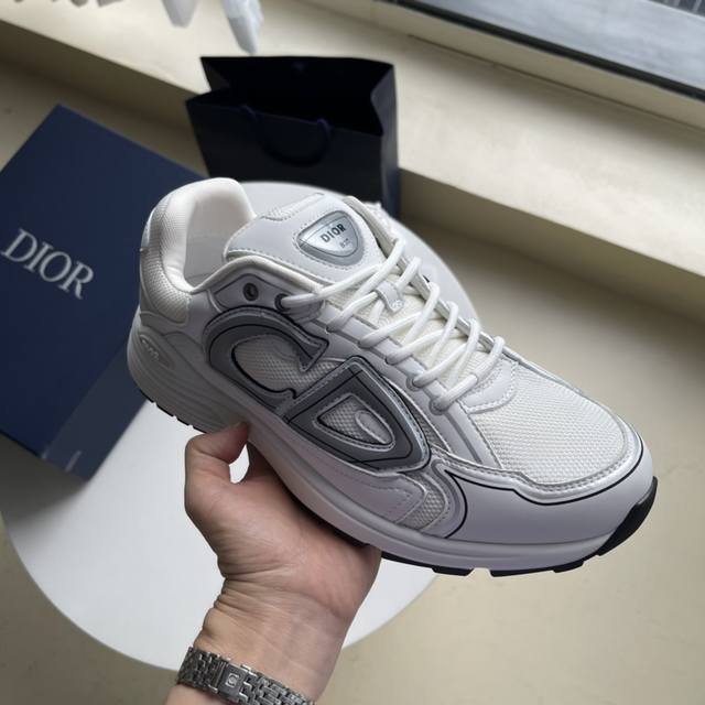 Dior迪奥家新款 B30 低帮运动鞋 采用灰色网眼织物和白色科技面料精心制作 饰以反光 Cd30 图形标志 鞋跟和鞋舌饰以 Dio B30 和 Cd30 标志