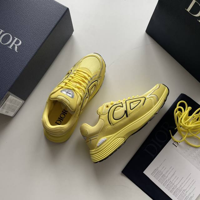 新款30运动鞋 B30 运动鞋作为别具一格的经典款新品 时尚而富有运动风范 采用柠檬黄色网眼织物精心制作 搭配同色科技面料 点缀以反光 Cd30 标志提升格调