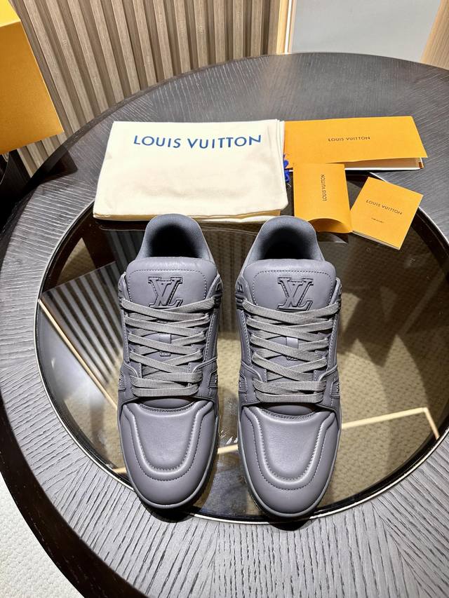 Loui* Vuitto* 顶级版本 P 元 Size 男码 38-45 设计师 Virgil Abloh 向复古篮球鞋汲取创意表达 推出本款 Lv Train - 点击图像关闭