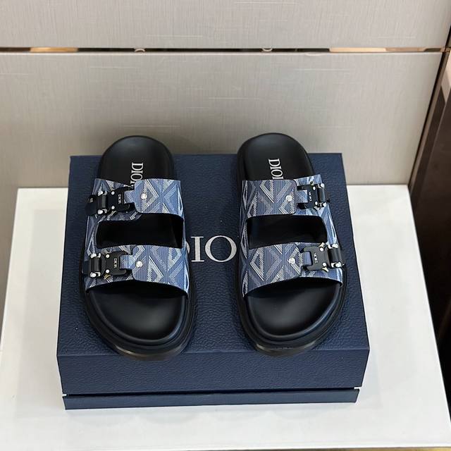 这款 D家 Aqua 男士凉鞋 优雅而休闲 采用可调节带设计重新诠释 突显 品牌标志性的 Oblique 印花 牛皮内里 搭配饰以d家标志的搭扣和同色调凹口鞋底
