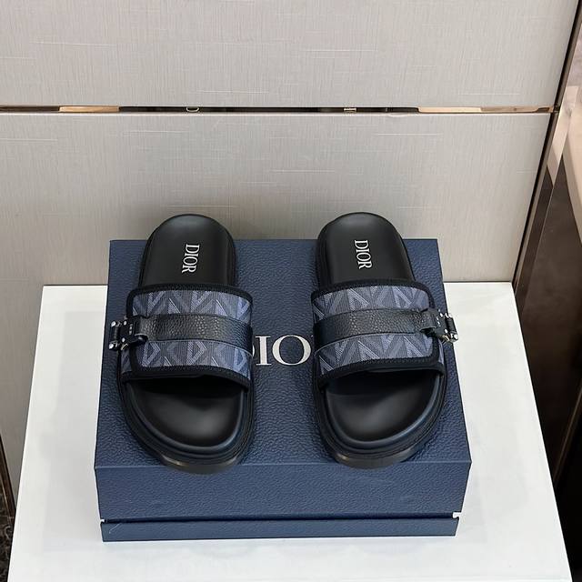 这款 D家 Aqua 男士凉鞋 优雅而休闲 采用可调节带设计重新诠释 突显 品牌标志性的 Oblique 印花 牛皮内里 搭配饰以d家标志的搭扣和同色调凹口鞋底