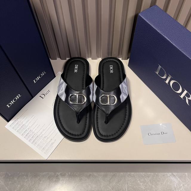 Dio* 这款 Dior Aqua 凉鞋优雅而休闲 原创设计 采用迪奥银色cd 扣图案重新诠释 灵感源自 Dior 档案 搭配 Dior 标志和同色调凹口鞋底