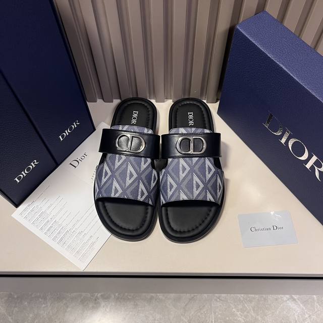 Dio* 这款 Dior Aqua 凉鞋优雅而休闲 原创设计 采用迪奥银色cd 扣图案重新诠释 灵感源自 Dior 档案 搭配 Dior 标志和同色调凹口鞋底