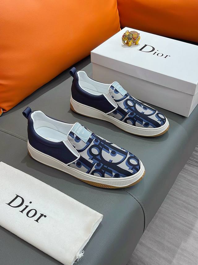商品名称 Dior 迪奥 正规码数: 38-44 套脚鞋 商品材料 精选 帆布鞋面 舒适羊皮内里 原厂特供大底