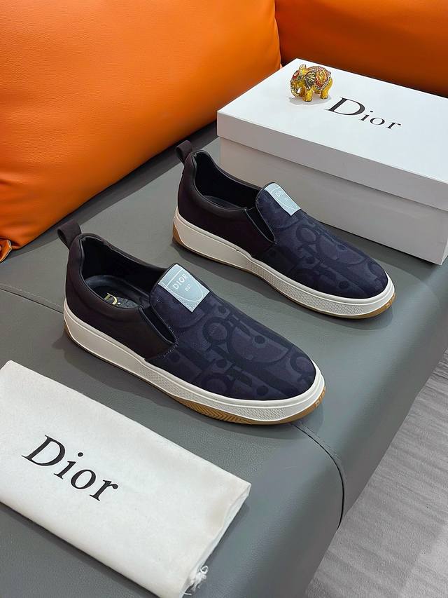 商品名称 Dior 迪奥 正规码数: 38-44 套脚鞋 商品材料 精选 帆布鞋面 舒适羊皮内里 原厂特供大底