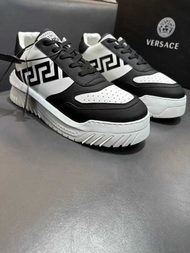 Versac 范思哲 Odissea 运动鞋 Size 39 44 38.45.可定制 批 全新运动鞋采用精致线条与夸张鞋体设计 并饰有 Versace 美杜莎