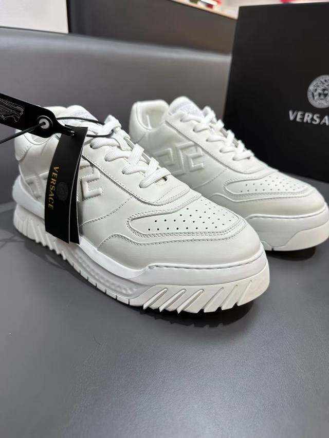Versac 范思哲 Odissea 运动鞋 Size 39 44 38.45.46可定制 批 全新运动鞋采用精致线条与夸张鞋体设计 并饰有 Versace 美