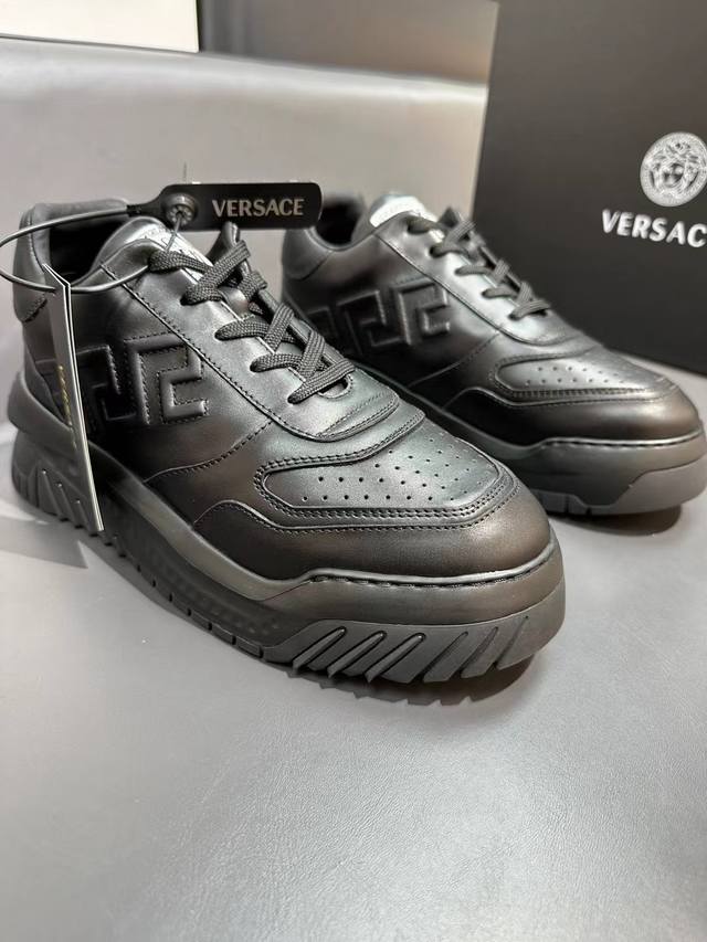 Versac 范思哲 Odissea 运动鞋 Size 39 44 38.45.46可定制 批 全新运动鞋采用精致线条与夸张鞋体设计 并饰有 Versace 美