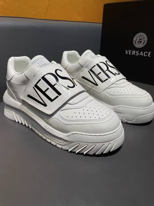Versac 范思哲 Odissea 运动鞋 Size 39 44 38.45.可定制 批 全新运动鞋采用精致线条与夸张鞋体设计 并饰有 Versace 美杜莎