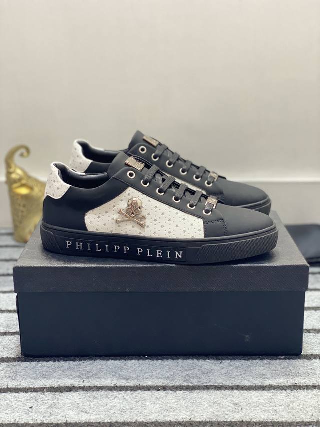 Philipp Plein-菲利普普来因 潮流男士系列休闲鞋在经典的基础上采用流线型设计这款采用亮漆皮搭配五金配件羊皮内里精心制作,层次鲜明 增加时尚指数 渐变