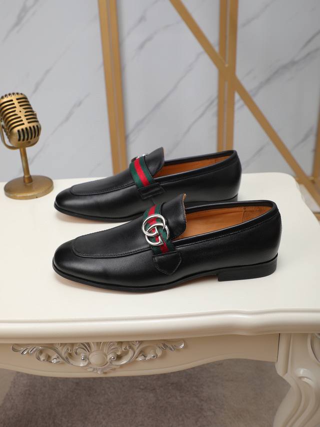 古奇 Gucci 男士最新款休闲皮鞋 专柜同步上市 原版一比一复刻 全进口牛皮 内里采用头层顶级羊皮 原版原厂特供橡胶大底 引领时尚新概念 配码 38-44