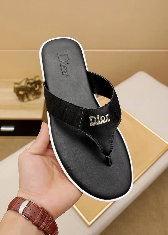 高品质.拖鞋 Dior 迪奥 最新款男士拖鞋 官网一比一 鞋面采用进口原版材料+最新五金扣 耐磨橡胶大底 专为潮男们打造最完美的时尚潮流 值得拥有图片黑色.白色 - 点击图像关闭