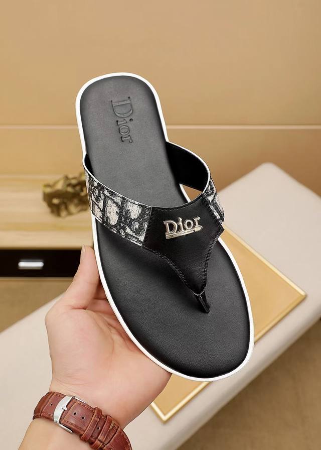 高品质.拖鞋 Dior 迪奥 最新款男士拖鞋 官网一比一 鞋面采用进口原版材料+最新五金扣 耐磨橡胶大底 专为潮男们打造最完美的时尚潮流 值得拥有图片黑色.白色