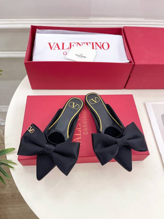 Valentino 华伦天奴 2024Ss春夏新品 尖头蝴蝶结穆勒鞋上新 Valentino Garavani 的经典 Roman Stud 系列以全新的诠释方