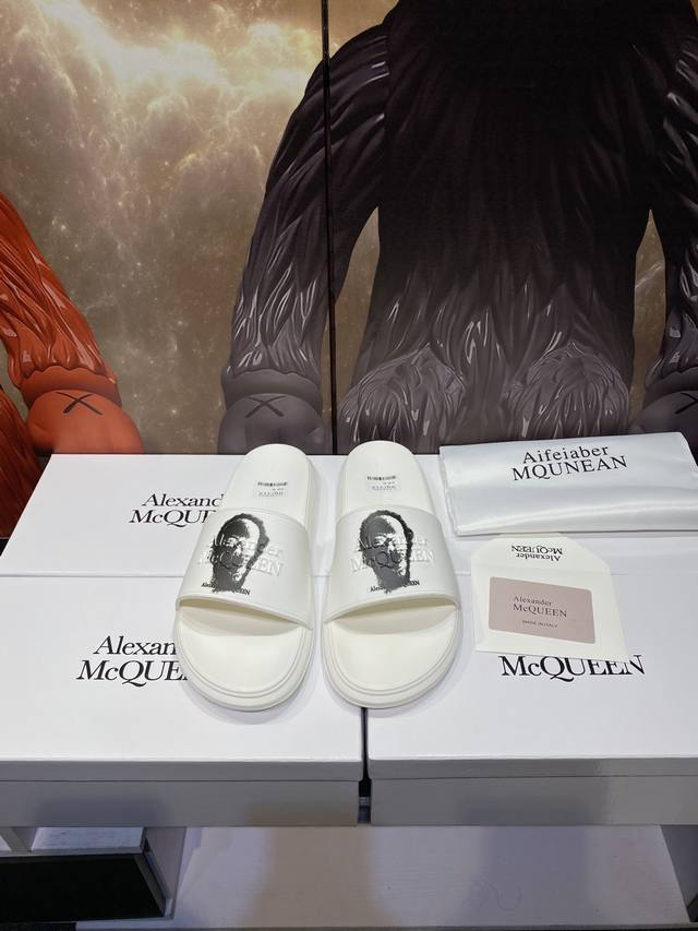Alexander Mcqueen 麦昆拖鞋系列 高端品牌 3D制面 升级版大底 更轻便 防滑 市场顶级品质 潮人必备 夏季拖鞋的季节来了 穿起来超级唯美. 码 - 点击图像关闭