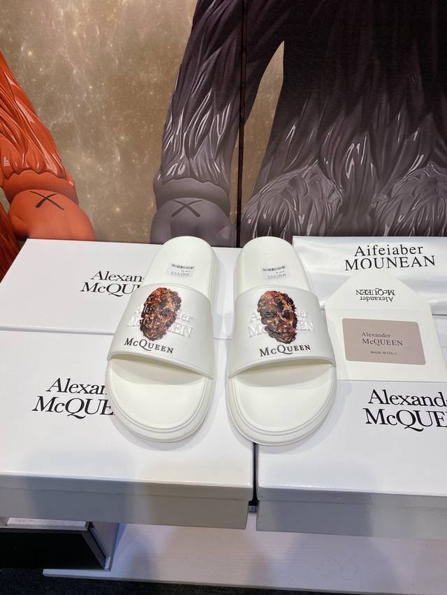 Alexander Mcqueen 麦昆拖鞋系列 高端品牌 3D制面 升级版大底 更轻便 防滑 市场顶级品质 潮人必备 夏季拖鞋的季节来了 穿起来超级唯美. 码