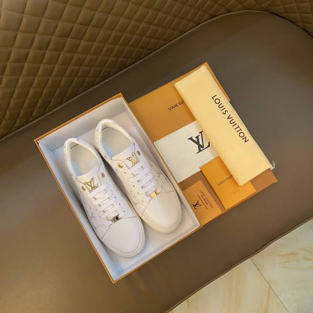 Louis Vuitton路易威登 时尚经典款 顶级代购 采用进口顶级小牛皮 内里羊皮 法国原版货 原单品质 Lv是香港专柜爆款 鞋面更是原版打造 经典logo
