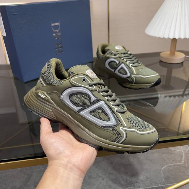 D家新款b30低帮运动鞋 采用灰色网眼织物和白色科技面料精心制作 饰以反光 Cd30 图形标志 鞋跟和鞋舌饰以 Dio B30 和 Cd30 标志 格外轻盈的雕