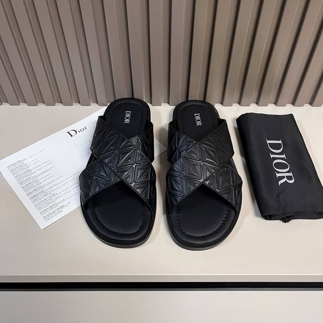 Dio* 这款 Dior Aqua 凉鞋优雅而休闲 交叉带设计 采用迪奥银色cd 扣图案重新诠释 灵感源自 Dior 档案 搭配 Dior 标志和同色调凹口鞋底