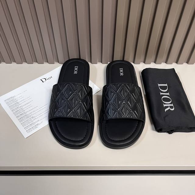 Dio* 这款 Dior Aqua 凉鞋优雅而休闲 交叉带设计 采用迪奥银色cd 扣图案重新诠释 灵感源自 Dior 档案 搭配 Dior 标志和同色调凹口鞋底