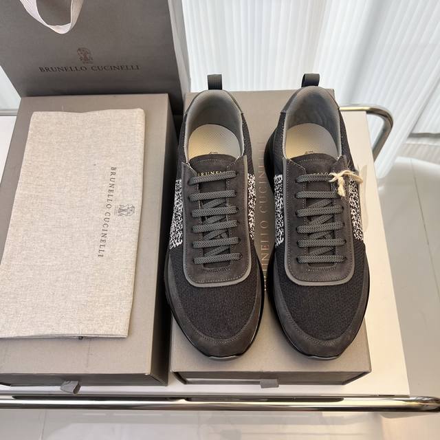 Bc新品发售brunello Cucinelli针织运动鞋 全棉针织鞋面以现代方式诠释经典款式 内里本白色苯染专用小牛皮 0.5Mm圆形冲孔设计 透气不闷脚 独