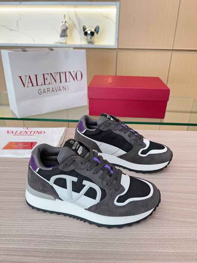 华伦天奴 Valentino 2024新款v Logo Pace慢跑鞋 鞋身超大v Logo搭配鞋舌细节铭牌 体现出独特的3D视觉效果 吸睛天花板 鞋面采用反绒
