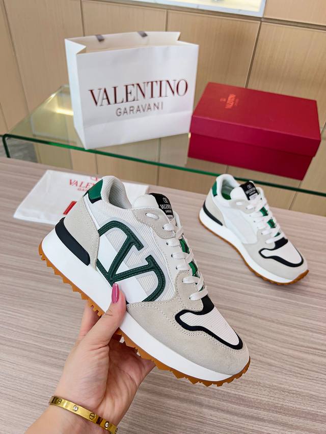 华伦天奴 Valentino 2024新款v Logo Pace慢跑鞋 鞋身超大v Logo搭配鞋舌细节铭牌 体现出独特的3D视觉效果 吸睛天花板 鞋面采用反绒