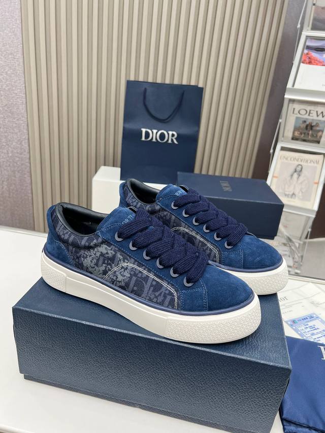Dior Tears 迪奥联名 B33运动鞋 2024春季新品 重新诠释经典的网球鞋 时尚的廓形突显厚实感 采用蓝色棉质牛仔面料精心制作 饰以激光绘制的 Obl