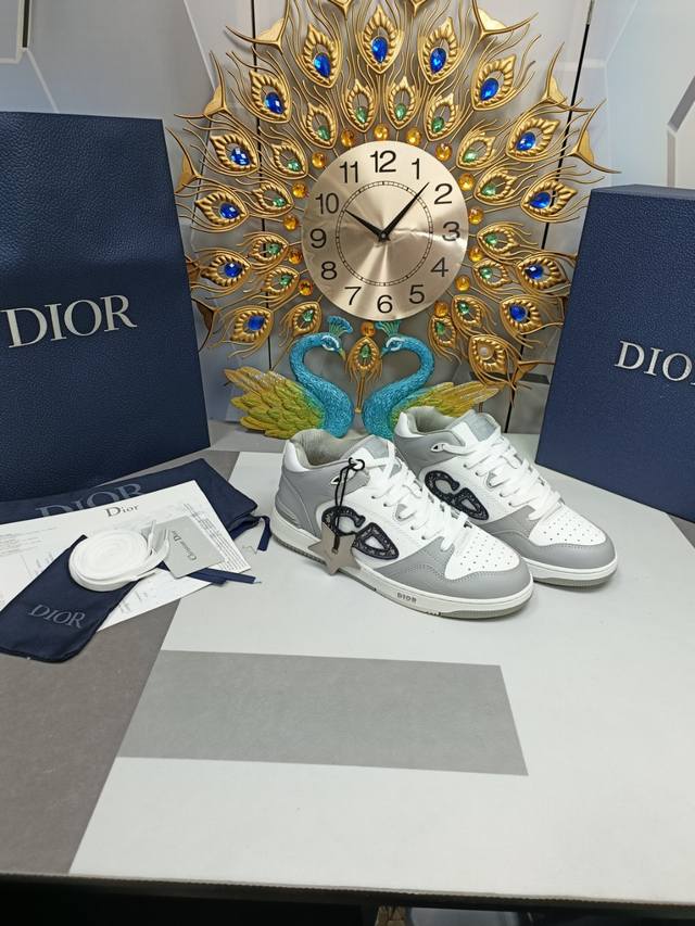 Dio*迪奥 情侣款 重磅款 B57 重新诠释篮球鞋设计 Dior的经典单品 采用海军蓝色和白色光滑牛皮革精心制作 侧面饰以米色和黑色 Oblique 印花 C