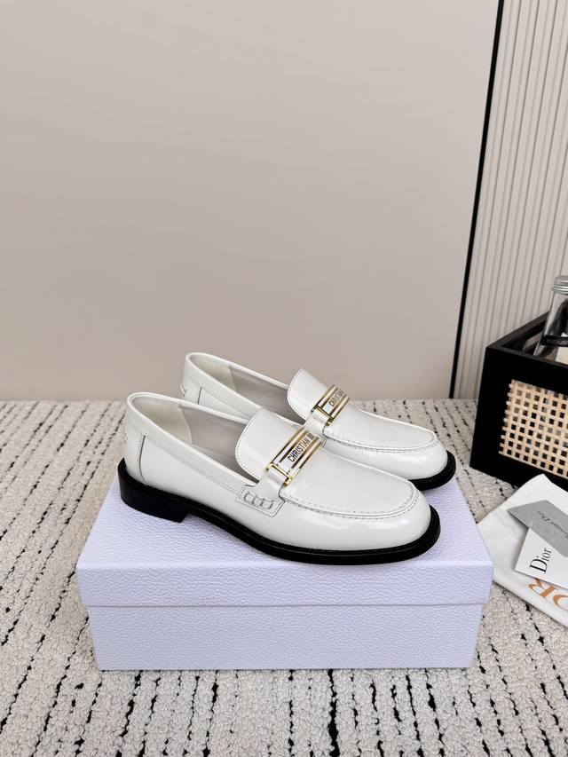 Dior 迪奥2024新款乐福鞋 版面力求打造时尚经典单品 巴黎时装周第一场分量十足的大秀场打造的新品 新cd金扣设计师 巧妙结合在完美鞋型上.搭配品牌搭扣 更