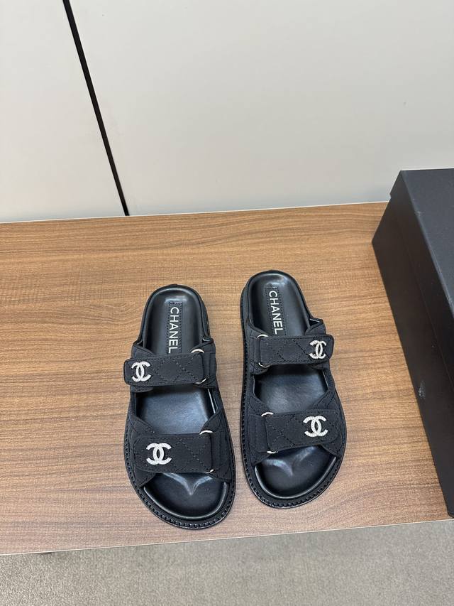 Chanel 2024Ss小香沙滩凉鞋 顶级专柜品质 每年必入的经典款之一 最新出双c金属扣搭配设计 更加彰显和品味 所有材质都根据原版定制 购入正品开发 万能