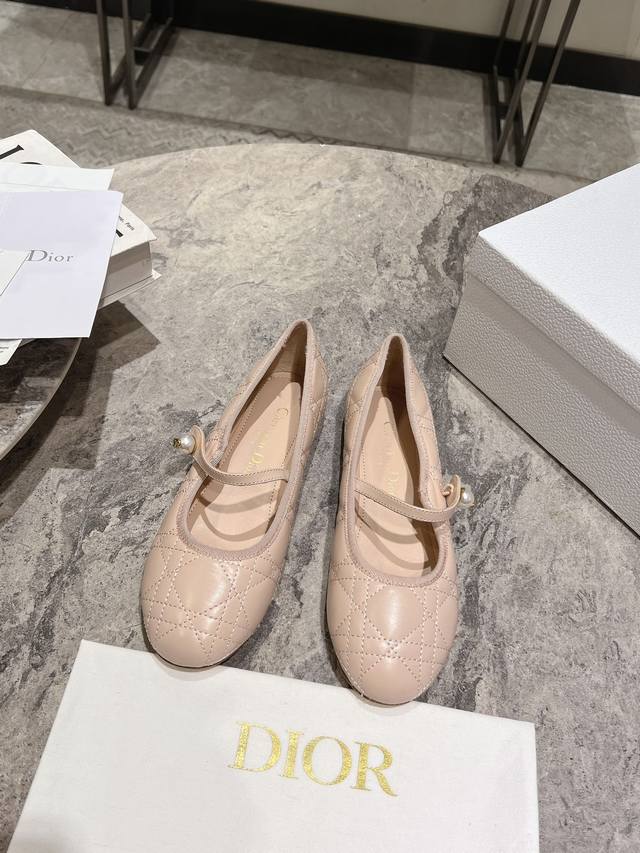 Dior最新款菱格芭蕾舞鞋 几个月前再次专柜原版购入调试 历经数月完美蜕变呈现 芭蕾舞鞋 永恒的经典.保持高雅 精美的风格 明星 网红上脚随处可见 奢华 永不褪
