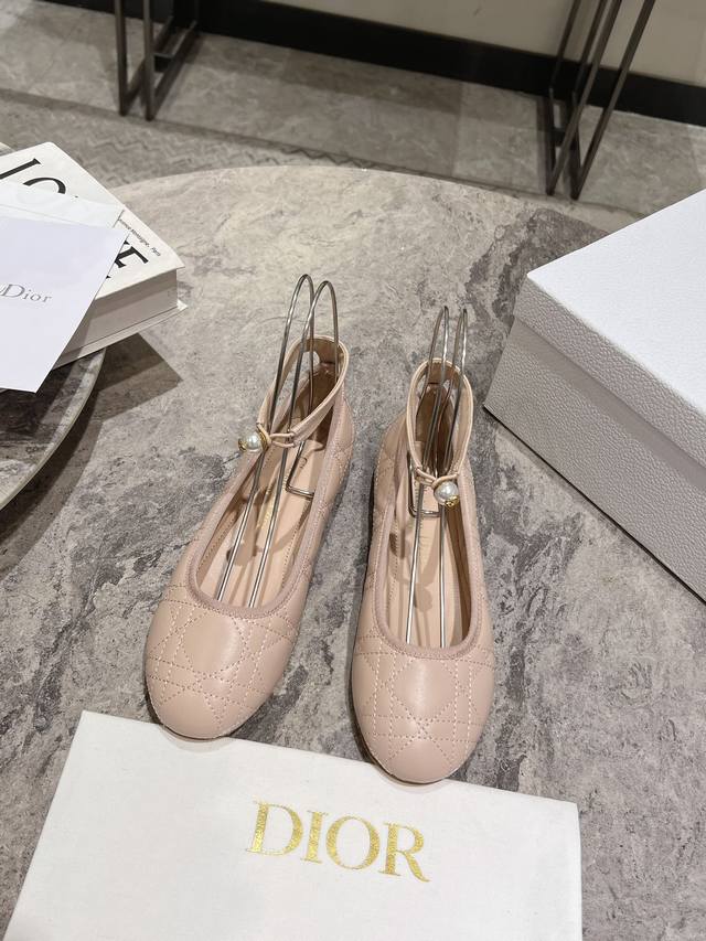 Dior最新款菱格芭蕾舞鞋 几个月前再次专柜原版购入调试 历经数月完美蜕变呈现 芭蕾舞鞋 永恒的经典.保持高雅 精美的风格 明星 网红上脚随处可见 奢华 永不褪