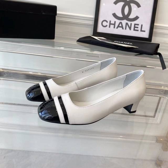 Chanel新款早春单鞋 顶级版本 购入原版一比一开发 完美细节完美做工 进口羊皮牛漆皮鞋面 羊皮内里垫脚 意大利真皮大底 Size:35-40