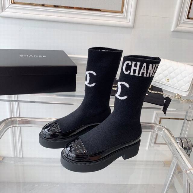 Chanel新品短筒袜靴 推荐款鞋面 弹力飞织 漆皮 时髦又百搭 穿上突显雅致 修饰腿型 羊皮垫脚 原版开模大底 码数:35-40
