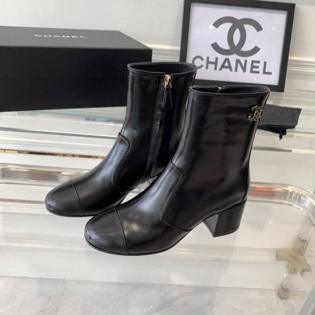 Chanel新款粗跟短靴 顶级版本 休闲时尚百搭 鞋面采用进口小牛皮 內里是混种羊皮 意大利进口牛皮大底 跟高 5.5Cm Size 35-39 40 41定制