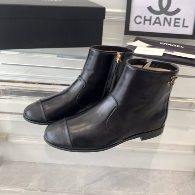 Chanel新款短靴 舒适度于一体的单品 优雅高级 细节工艺都无可挑剔 原版定制小牛皱漆 小牛皮鞋面 进口混种羊皮内里 意大利进口牛皮大底 Size 35-39