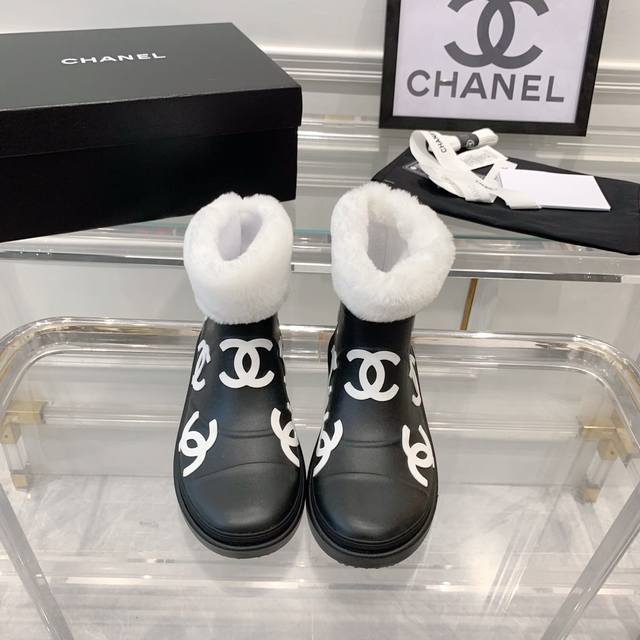 Chanel新款短筒雨靴 顶级版本 购入原版一比一开发 细节拉满 鞋底超软超舒服 时尚百搭潮流 非常值得购入 Size:35-40