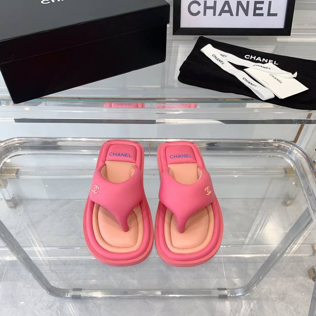 Chanel 2022爆款面包拖 顶级版本 夏天马上来临怎能少得了一对拖鞋呢 羊皮鞋面内里上脚舒适 原版耐磨绒大底 Size 35-40