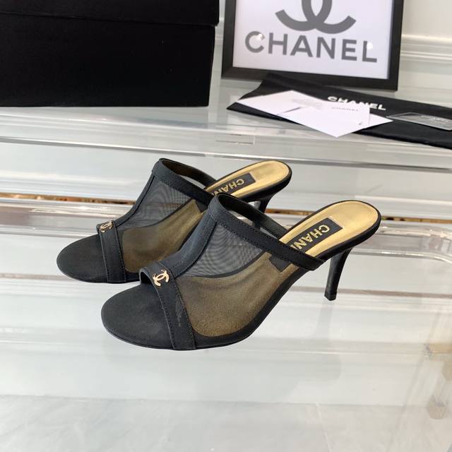 Chanel新款拼接拖鞋 高品质出货 永布褪去的经典元素 展现与众不同的穿搭 夏季必入款 牛皮鞋面 羊皮内里 跟高7.5Cm 意大利真皮大底 Size:35-3