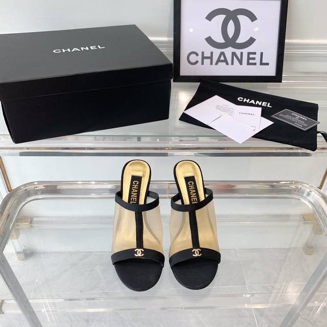 Chanel新款拼接拖鞋 高品质出货 永布褪去的经典元素 展现与众不同的穿搭 夏季必入款 牛皮鞋面 羊皮内里 跟高7.5Cm 意大利真皮大底 Size:35-3