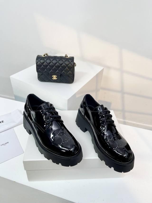 Celine赛琳24新款玛丽珍复古中性系带单鞋 源于法国巴黎时尚设计品牌一系列乐福鞋 经典复古质感满满.标志性凯旋门针扣给整体带来的精致感 皮料纹理清晰.有光泽