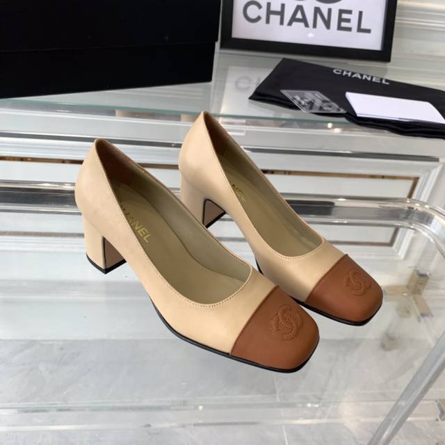 Chanel新款粗跟单鞋 高品质出货 经典复古的设计 百搭款 皮质柔软上脚舒服 进口牛皮鞋面 羊皮垫脚 跟高6.5Cm Size:35-39 40 41订做