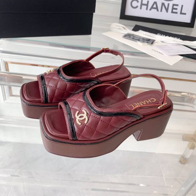 Chanel新款厚底凉鞋 时尚圈的绝绝子 搭配将演绎着细致极简 永不褪去的经典元素 夏季必入款 原版牛皮鞋面 进口丝绸羊皮内里 跟高7.5Cm Size: 35