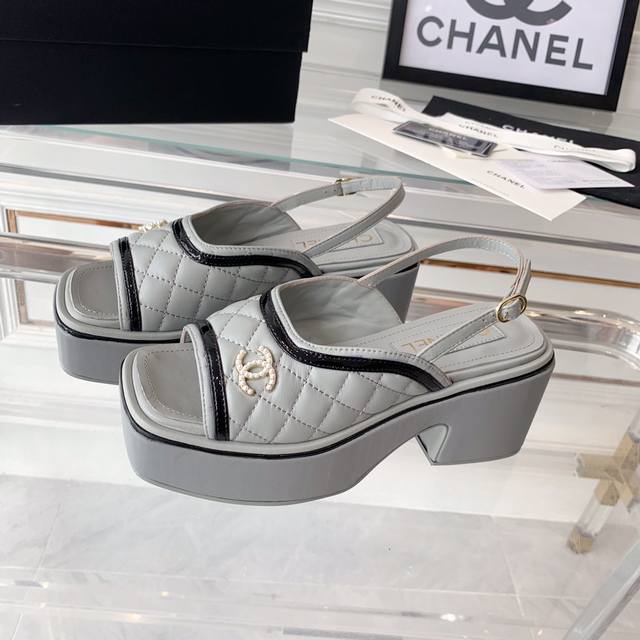 Chanel新款厚底凉鞋 时尚圈的绝绝子 搭配将演绎着细致极简 永不褪去的经典元素 夏季必入款 原版牛皮鞋面 进口丝绸羊皮内里 跟高7.5Cm Size: 35