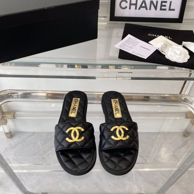 Chanel新款拖鞋 顶级版本 双c经典系列 延续菱格款拖鞋 专柜爆款 羊皮电绣鞋面 羊皮垫脚 原版金属扣 原版大底 Size:35-40