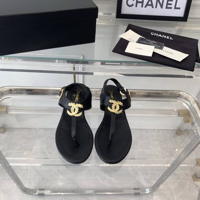 Chanel春夏新款夹趾凉鞋 每个夏天的凉鞋都是美眉们必不可少的出行单品 每一个你都是特别的 请享受这一刻闪亮 原版五金扣 原版真皮大底 Size 35-40