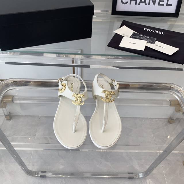 Chanel春夏新款夹趾凉鞋 每个夏天的凉鞋都是美眉们必不可少的出行单品 每一个你都是特别的 请享受这一刻闪亮 原版五金扣 原版真皮大底 Size 35-40