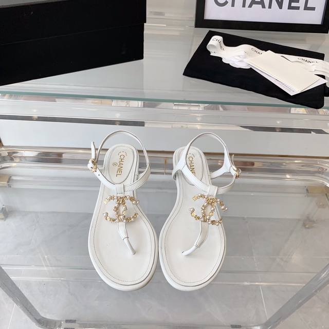 Chanel春夏新款夹趾凉鞋 每个夏天的凉鞋都是美眉们必不可少的出行单品 每一个你都是特别的 请享受这一刻闪亮 原版真皮大底 Size 35-40
