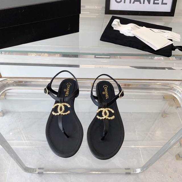 Chanel春夏新款夹趾凉鞋 每个夏天的凉鞋都是美眉们必不可少的出行单品 每一个你都是特别的 请享受这一刻闪亮 原版真皮大底 Size 35-40